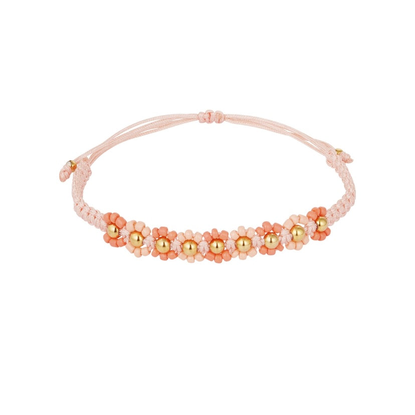 Gevlochten armband met bloemetjes koraal/roze