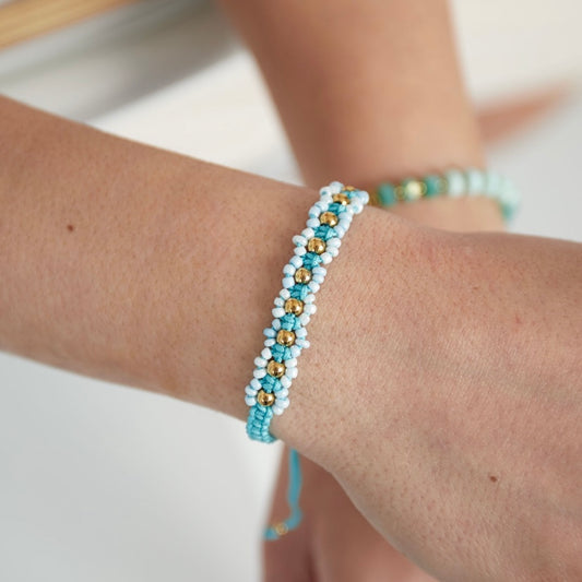 Gevlochten armband met bloemetjes blauw