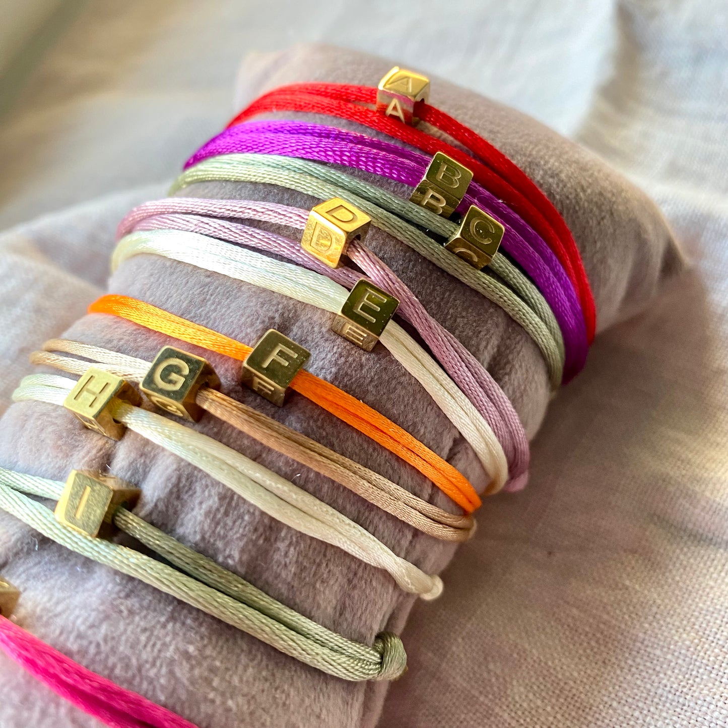 Armband cube letter goud