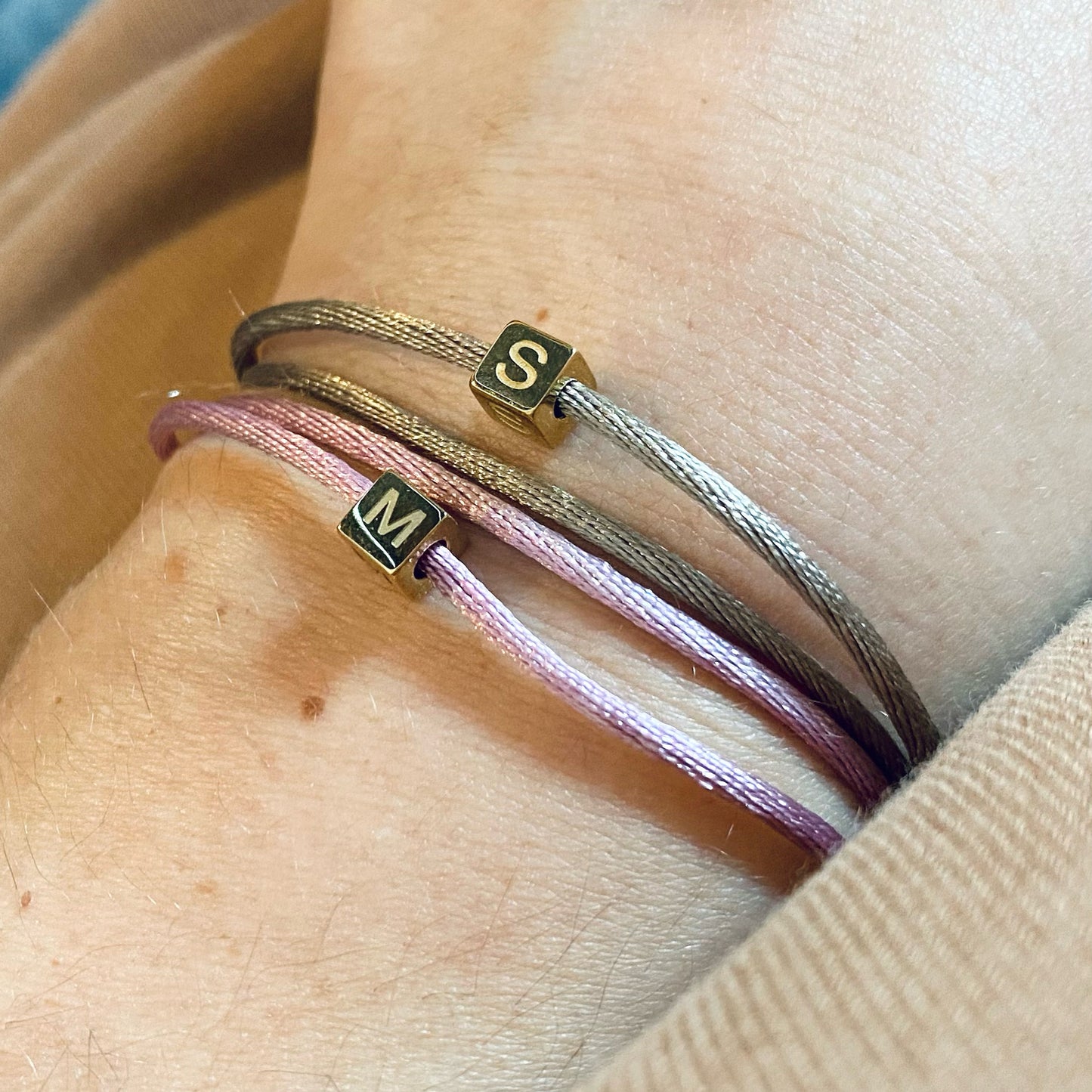 Armband cube letter goud