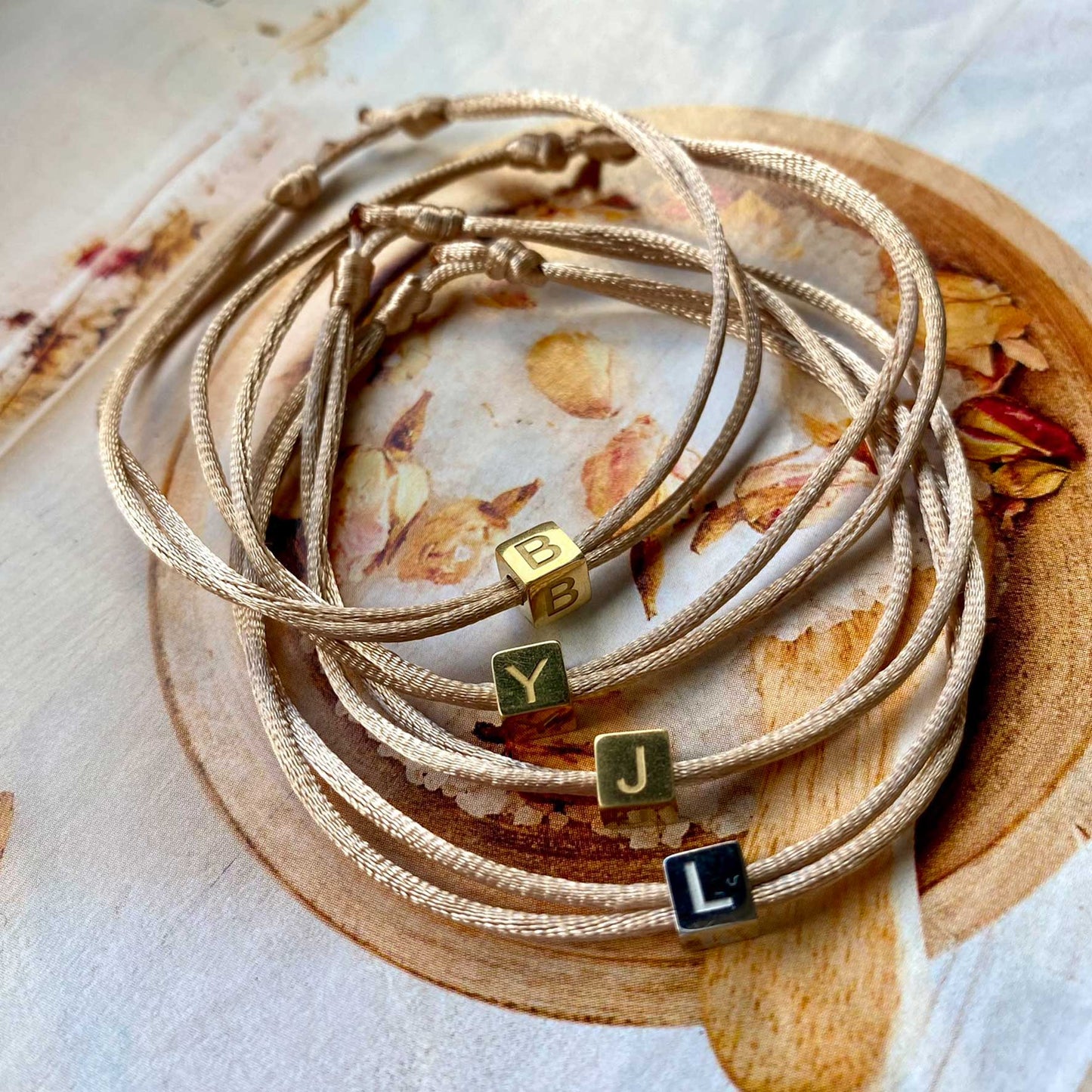 Armband cube letter goud
